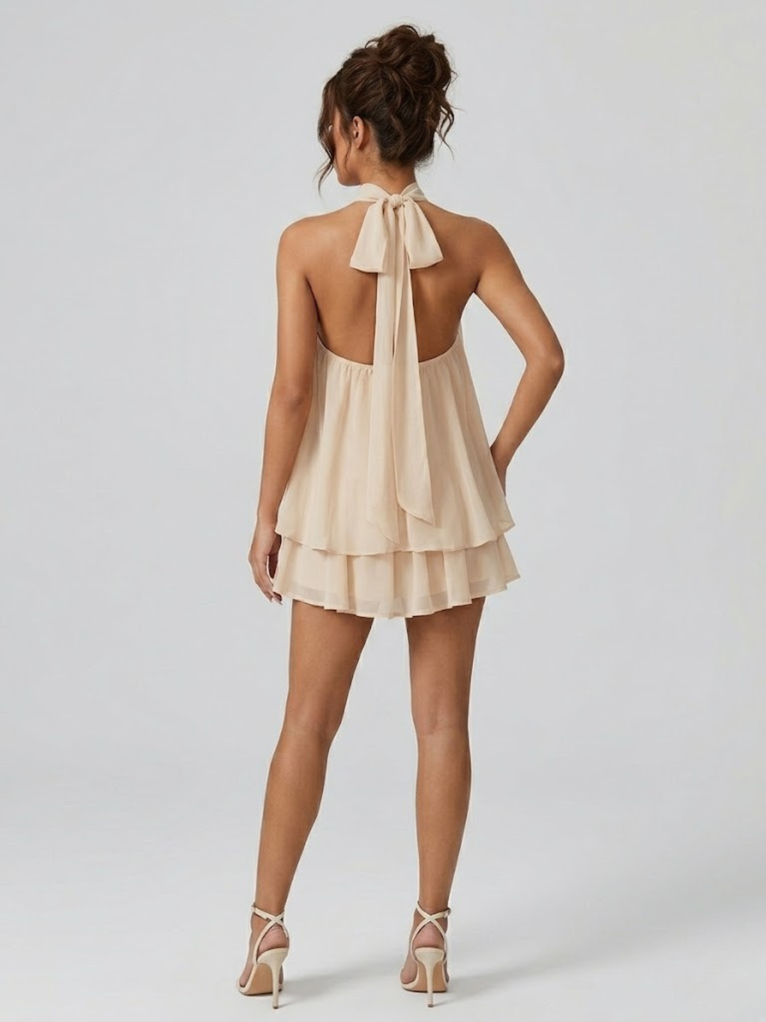 Vestito corto da donna con collo alto all'americana, schiena nuda e volant a balze