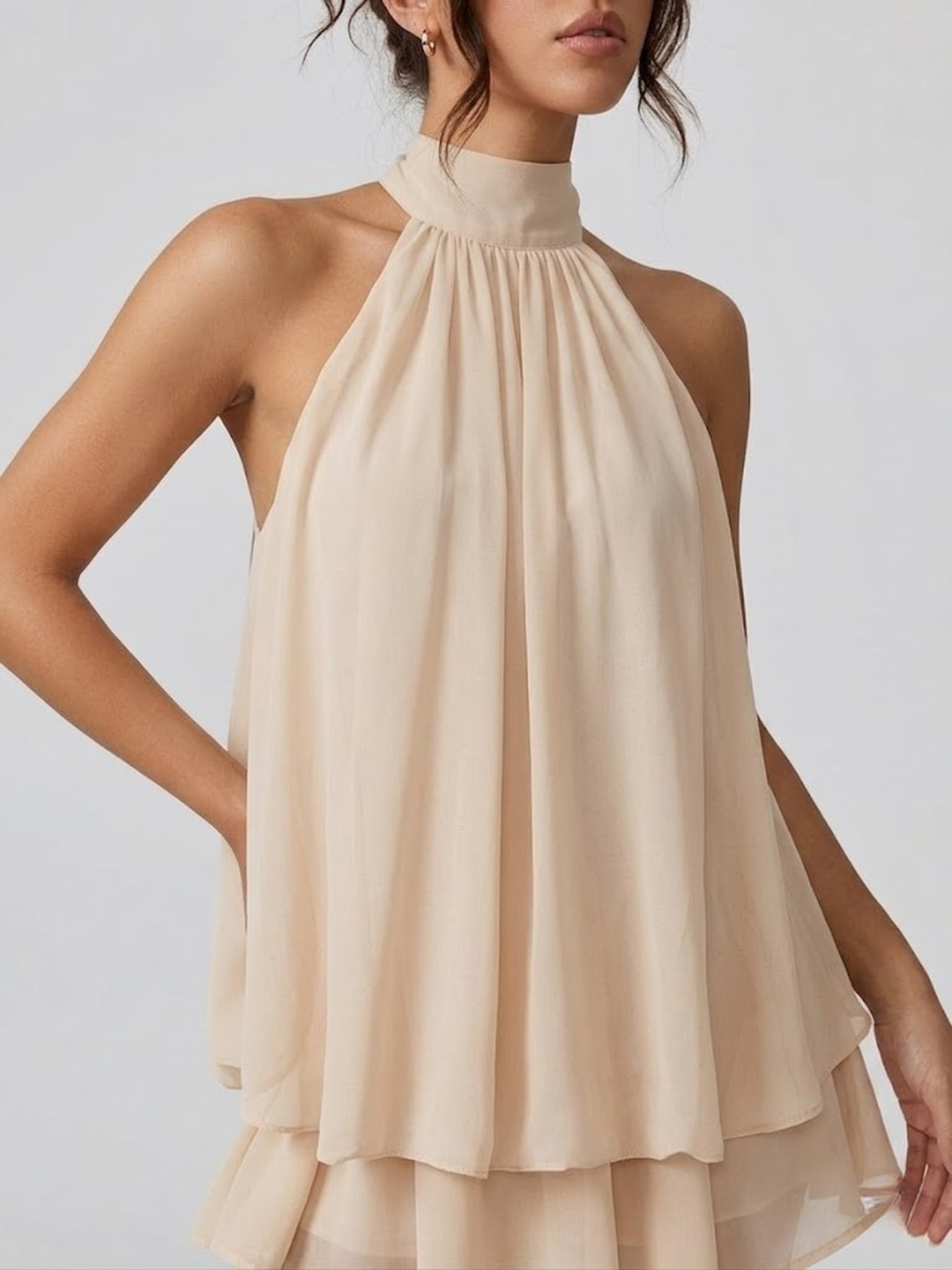Vestito corto da donna con collo alto all'americana, schiena nuda e volant a balze