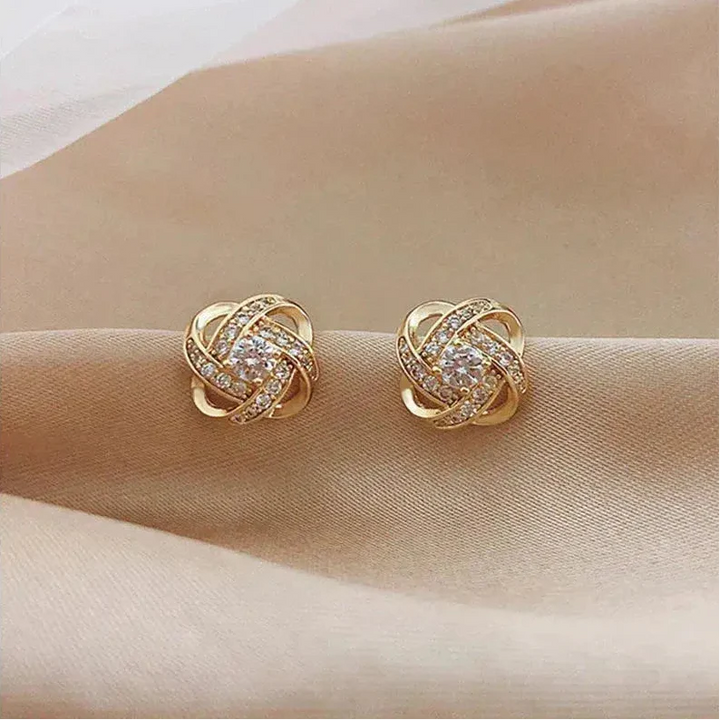 Orecchini dorati a spirale floreale con cristalli