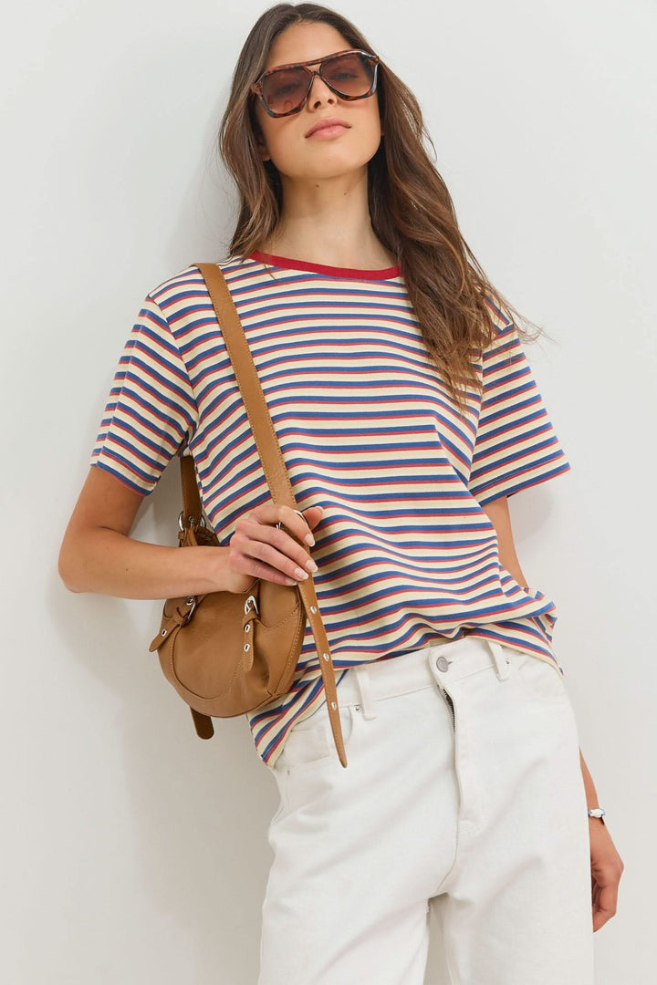 T-shirt da donna multicolore a righe con scollo rotondo e maniche corte
