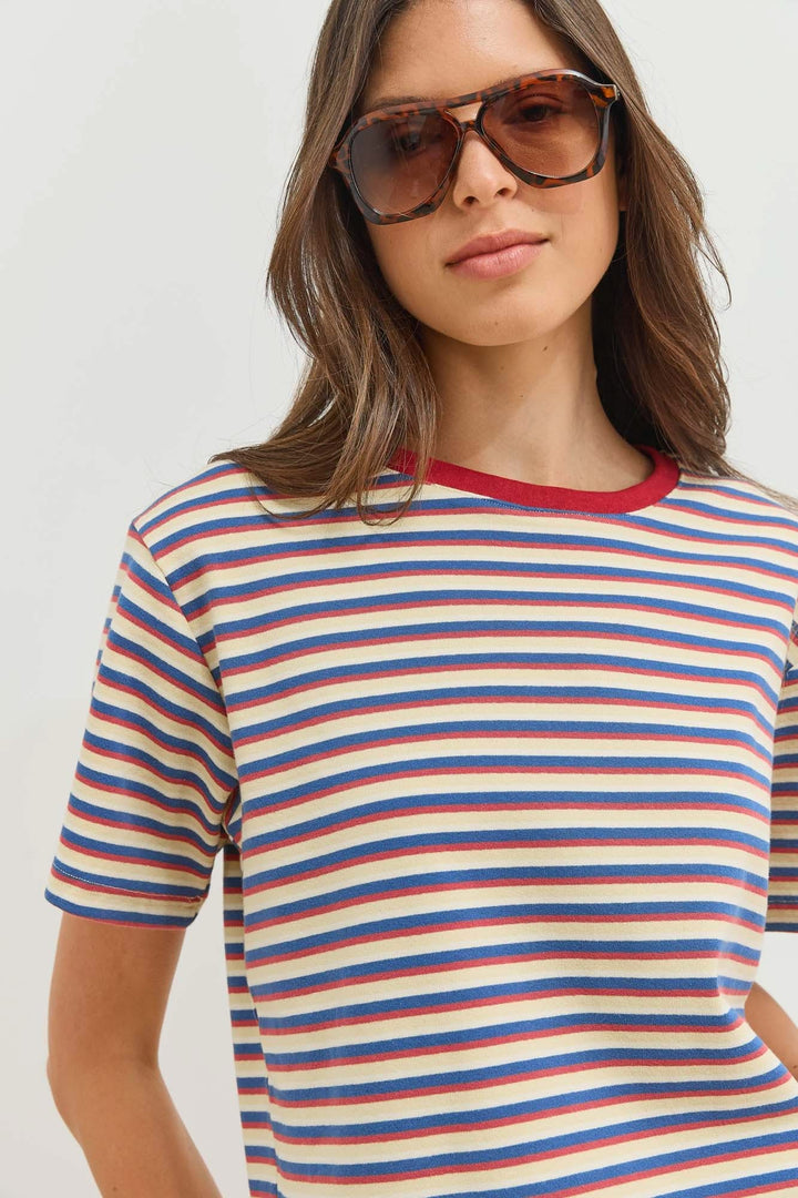 T-shirt da donna multicolore a righe con scollo rotondo e maniche corte