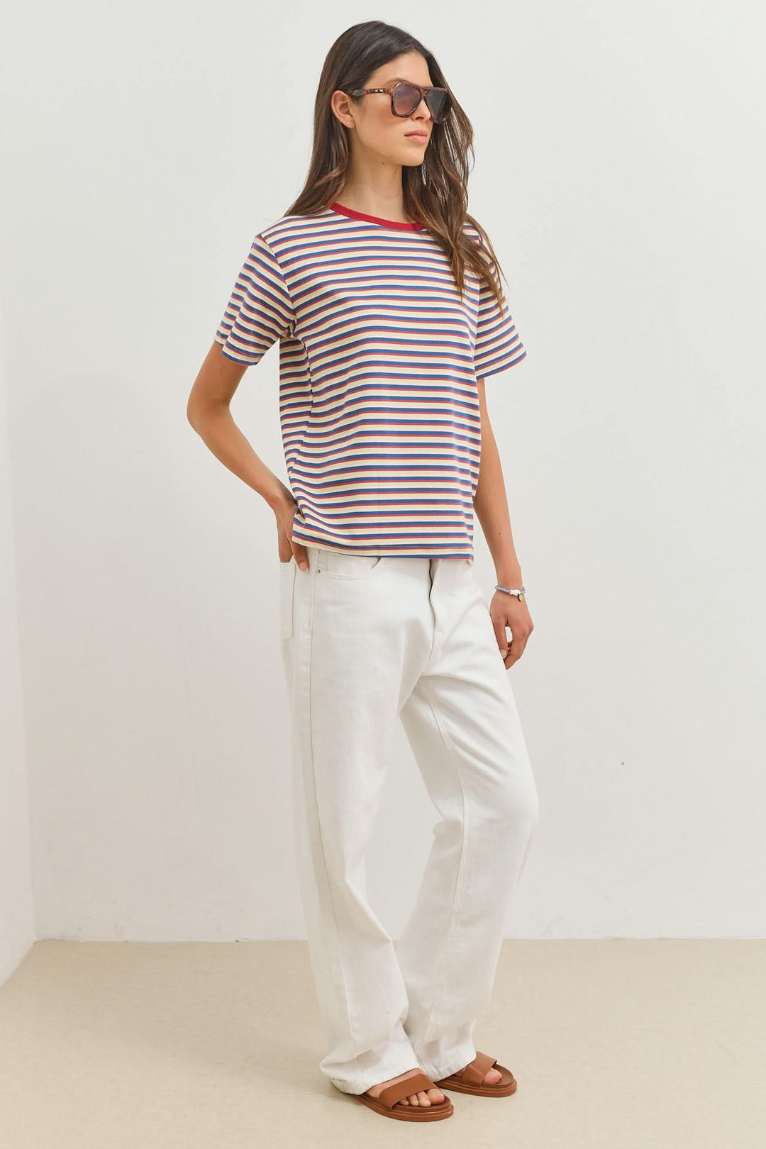 T-shirt da donna multicolore a righe con scollo rotondo e maniche corte