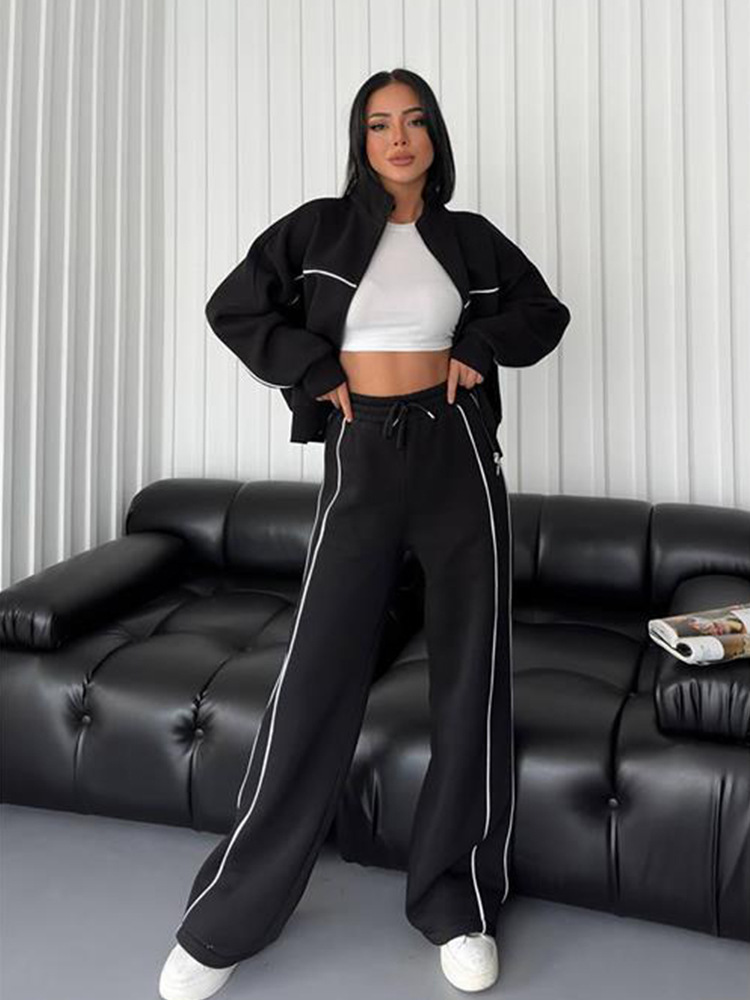 Completo sportivo da donna con blazer con zip e pantaloni larghi