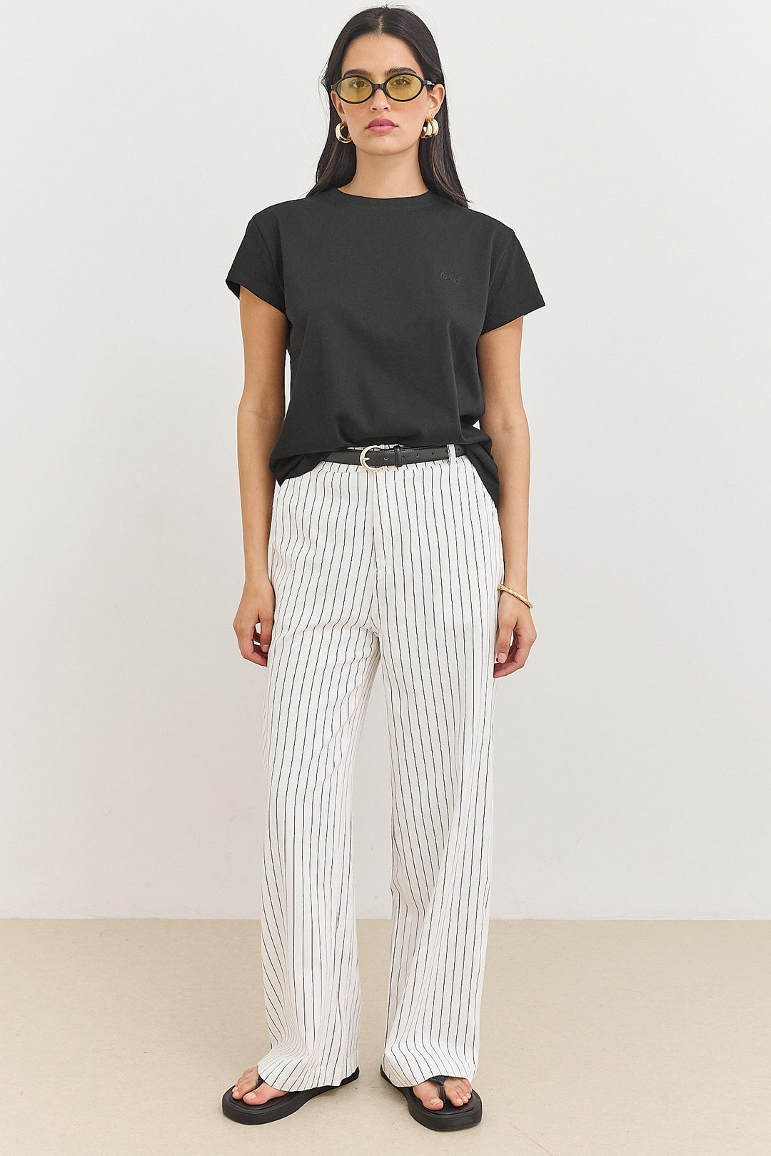 T-shirt da donna con scollo rotondo, maniche corte, taglio dritto, ricamo discreto