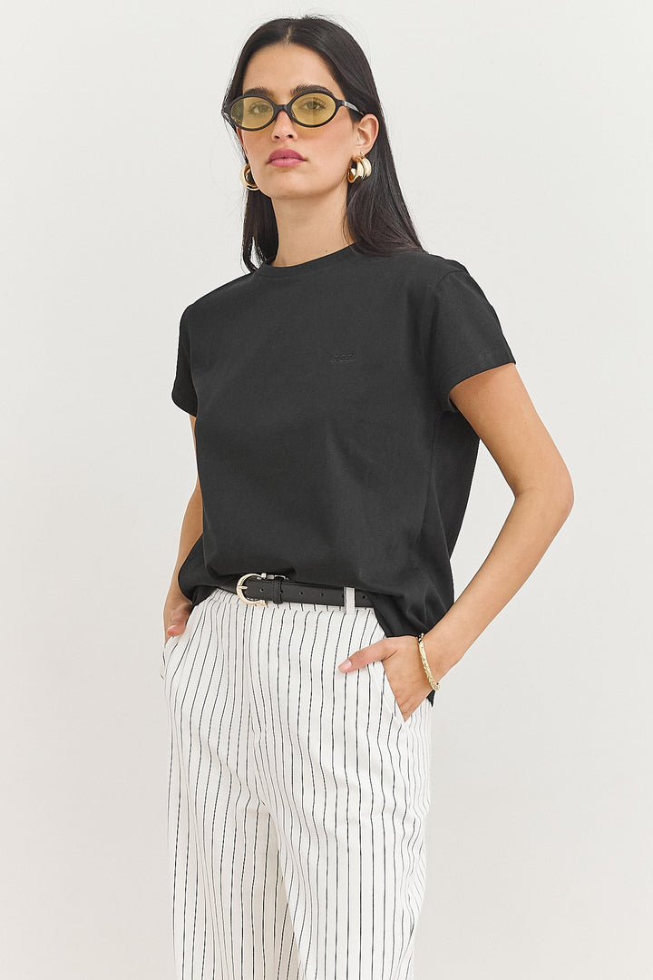 T-shirt da donna con scollo rotondo, maniche corte, taglio dritto, ricamo discreto