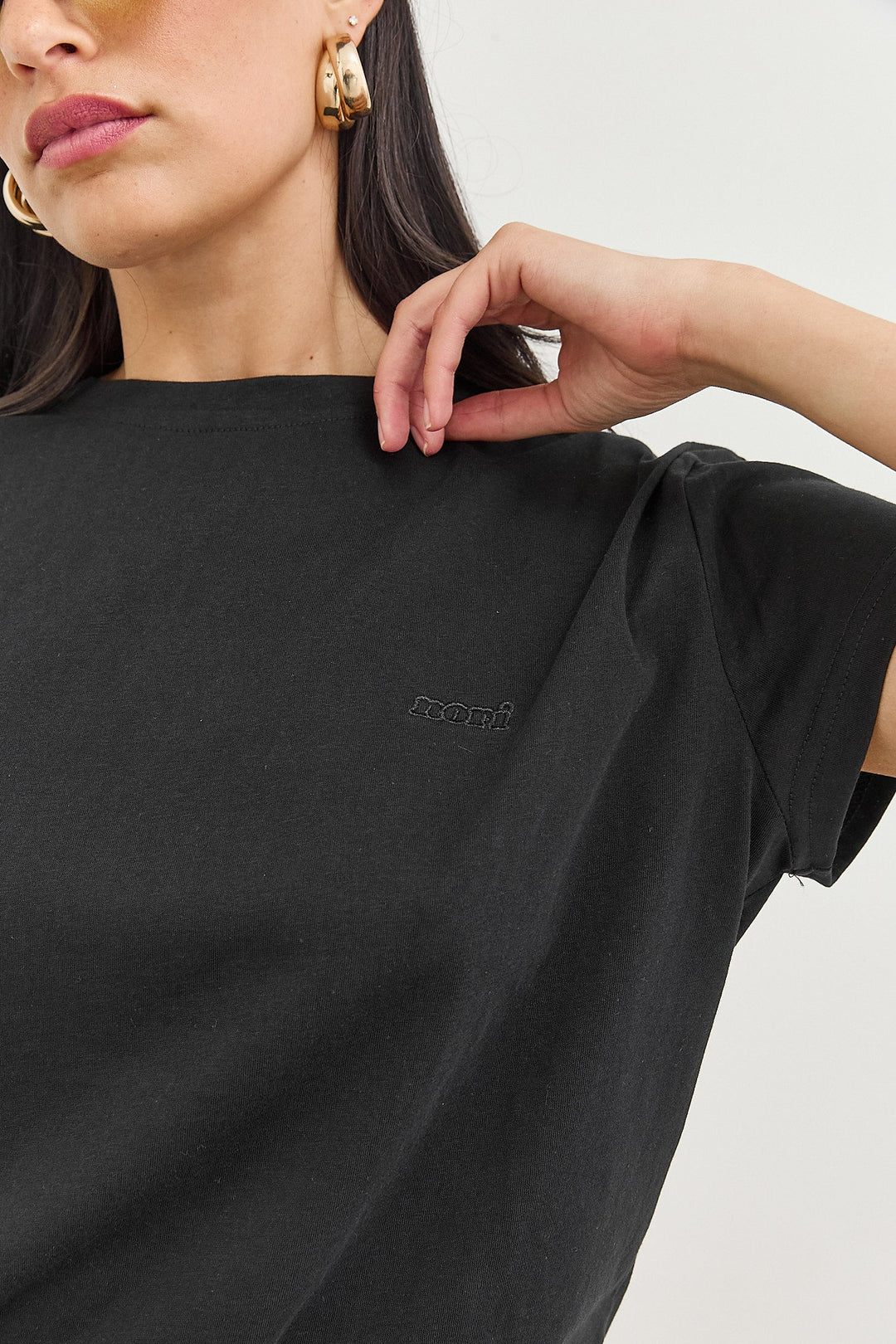 T-shirt da donna con scollo rotondo, maniche corte, taglio dritto, ricamo discreto