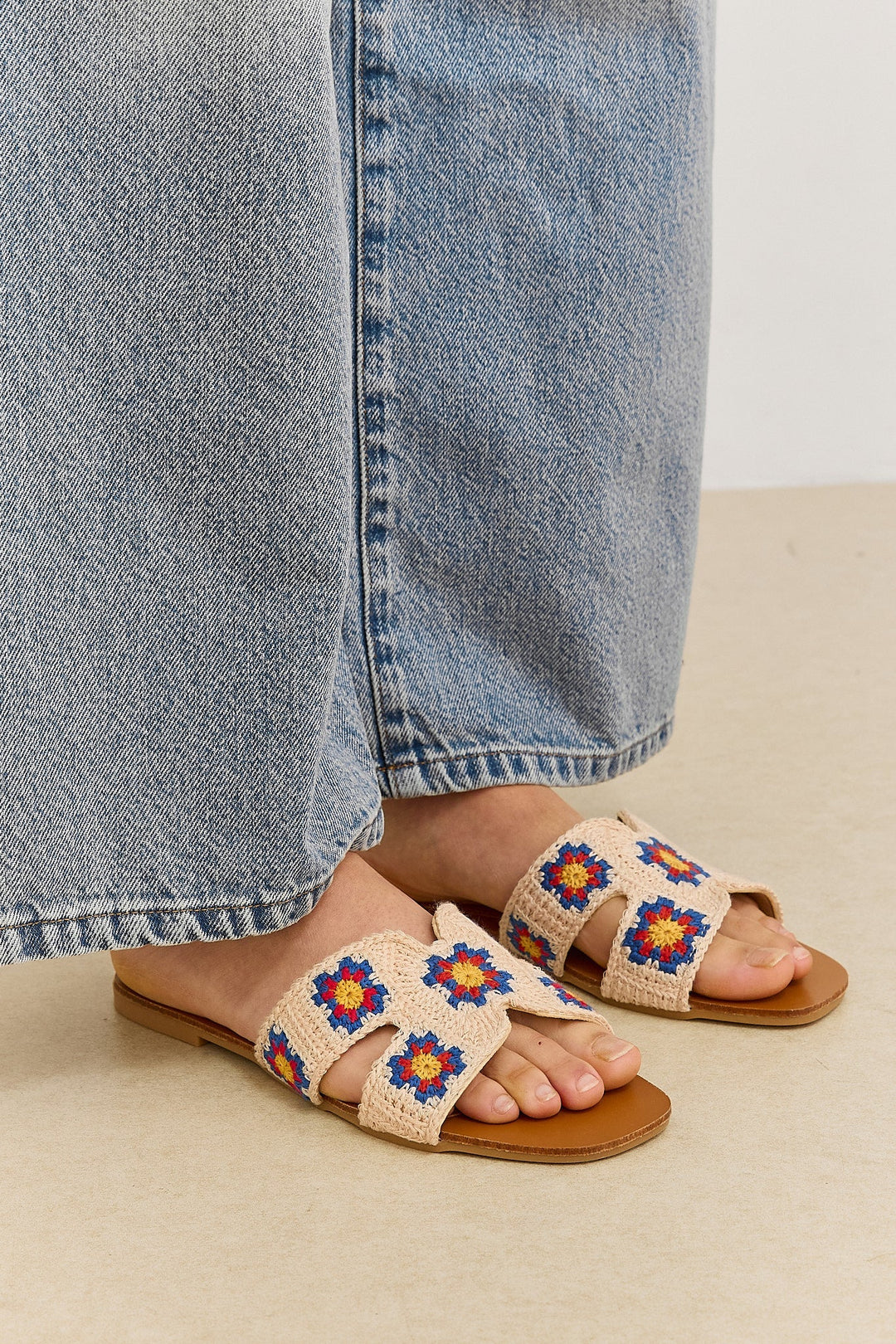 Sandali da donna bassi stile crochet motivo floreale multicolore