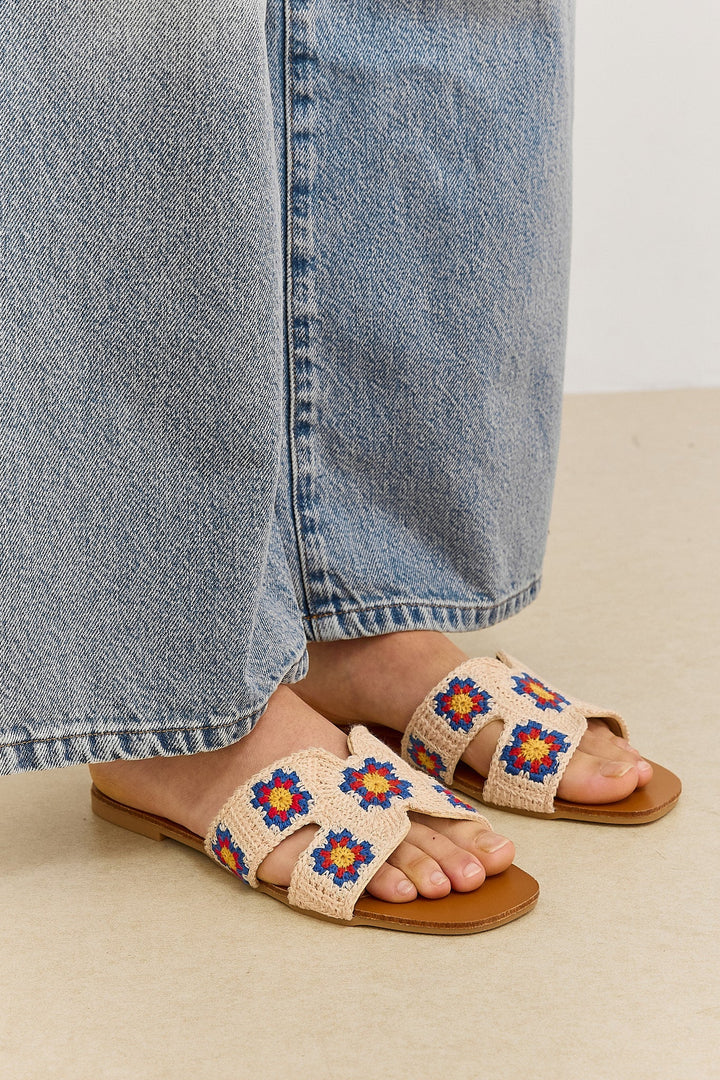 Sandali da donna bassi stile crochet motivo floreale multicolore