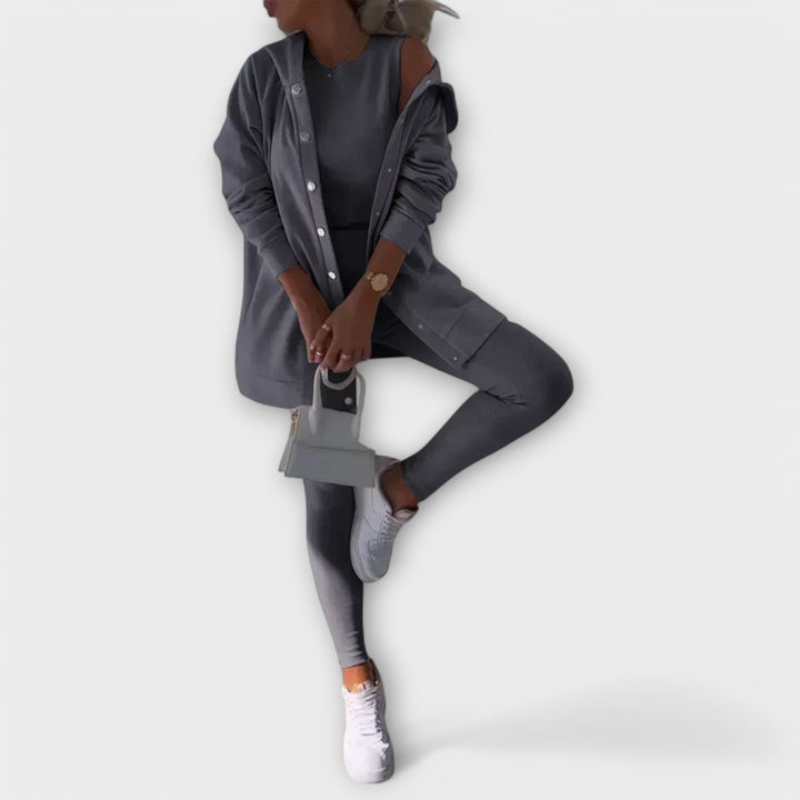 Completo di tre pezzi con cardigan