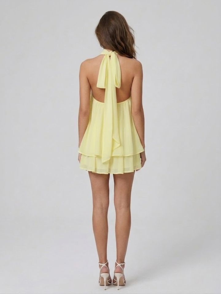 Vestito corto da donna con collo alto all'americana, schiena nuda e volant a balze