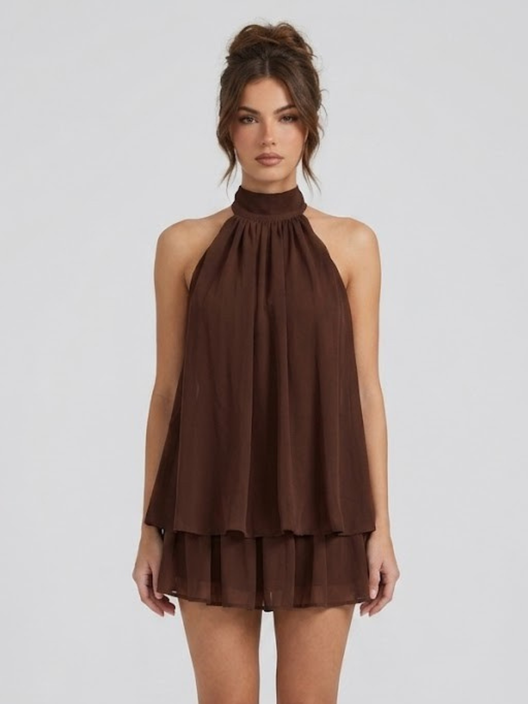 Vestito corto da donna con collo alto all'americana, schiena nuda e volant a balze