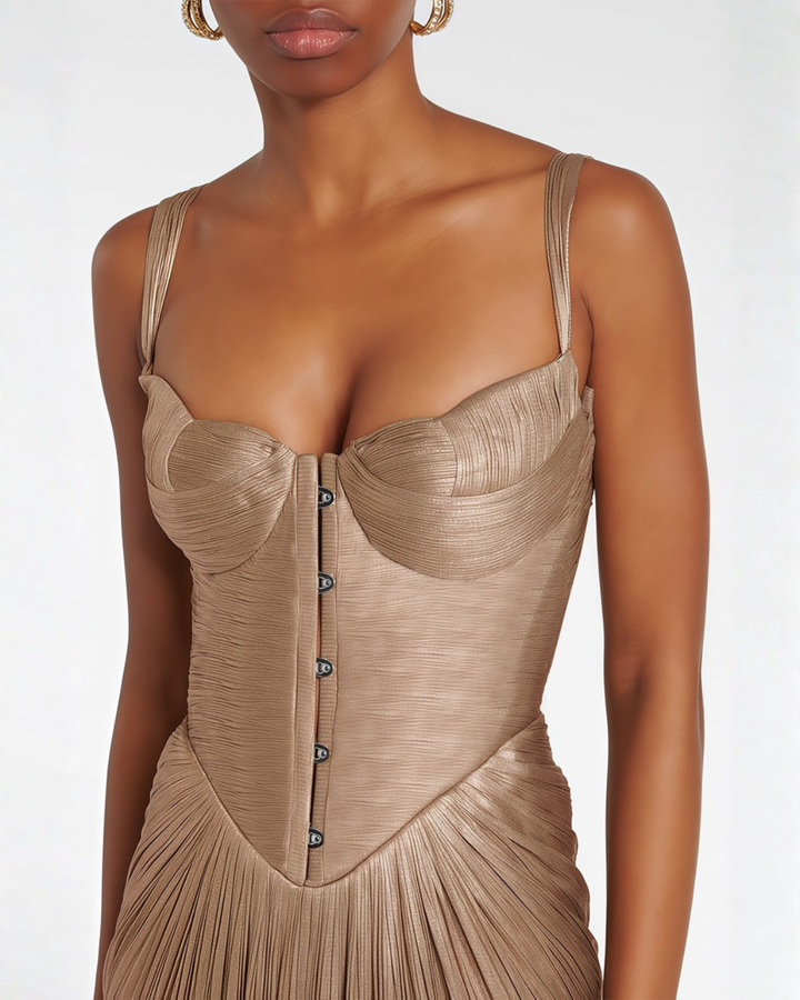Vestito lungo da donna dorato con bustier plissettato, spalline sottili e allacciatura sul retro