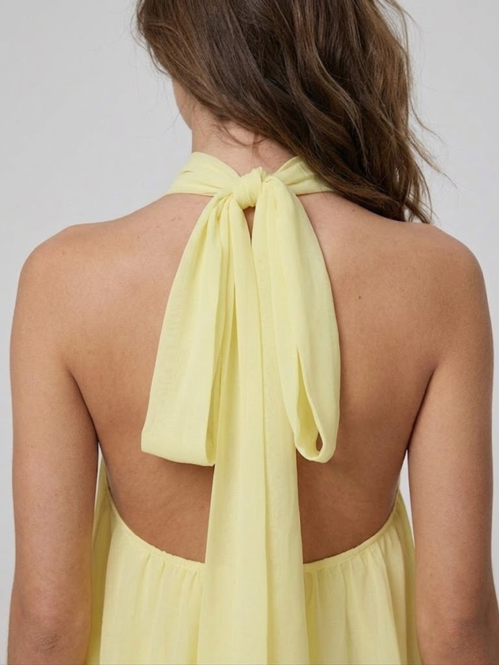 Vestito corto da donna con collo alto all'americana, schiena nuda e volant a balze