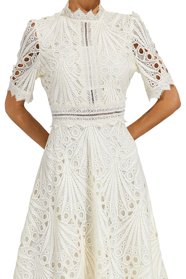 Abito midi da donna con collo alto, pizzo traforato, vita aderente, maniche corte