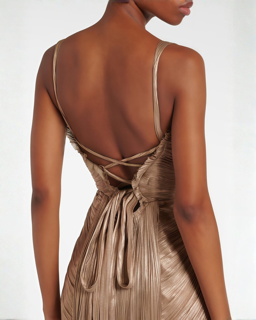Vestito lungo da donna dorato con bustier plissettato, spalline sottili e allacciatura sul retro