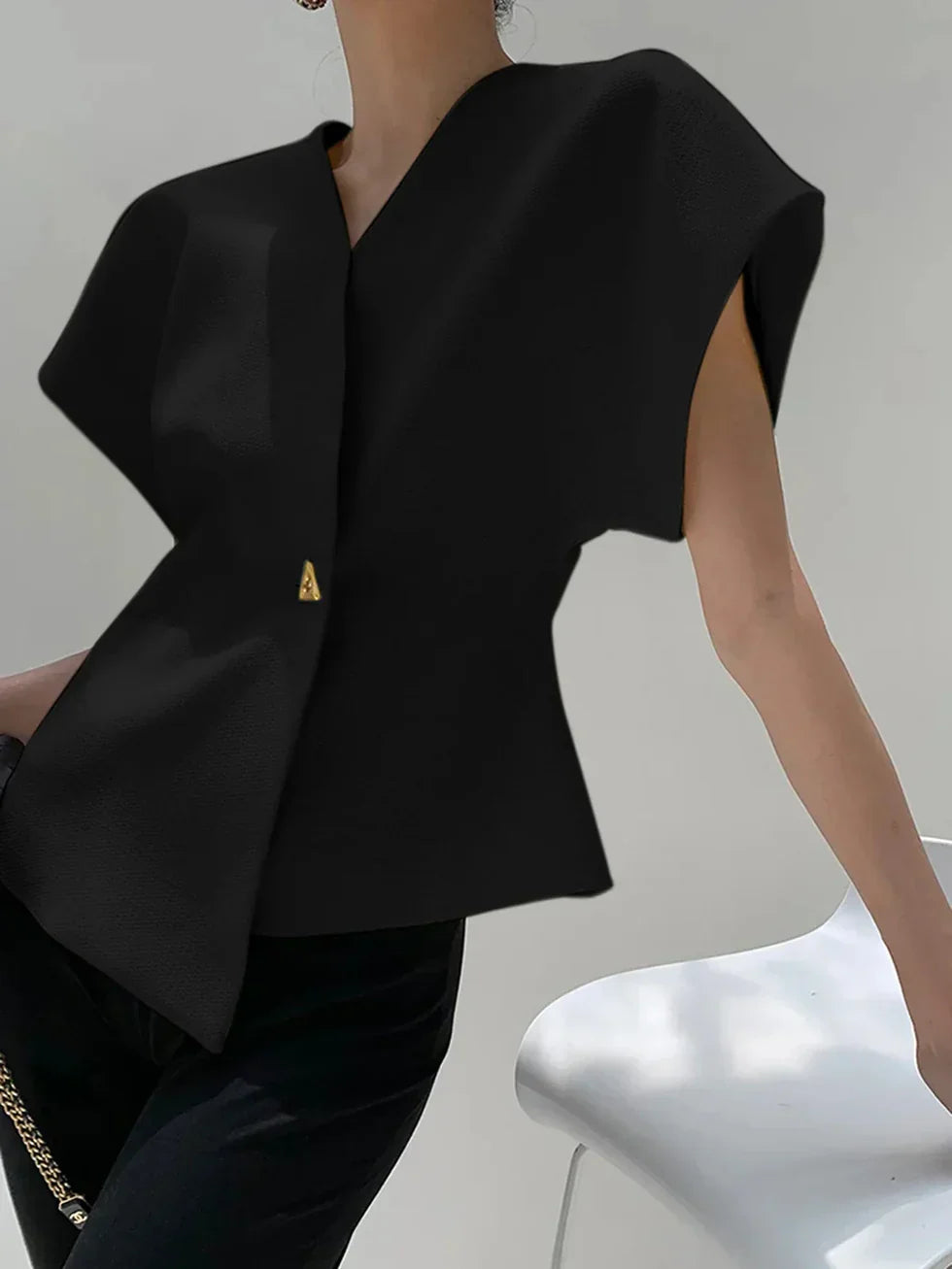 Blusa da donna con scollo a V asimmetrico, bottone singolo, maniche a mantella strutturate