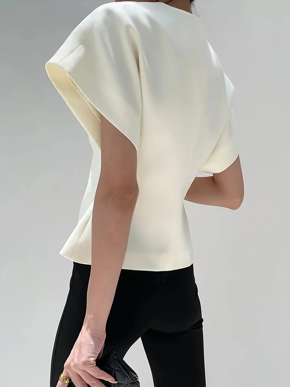 Blusa da donna con scollo a V asimmetrico, bottone singolo, maniche a mantella strutturate