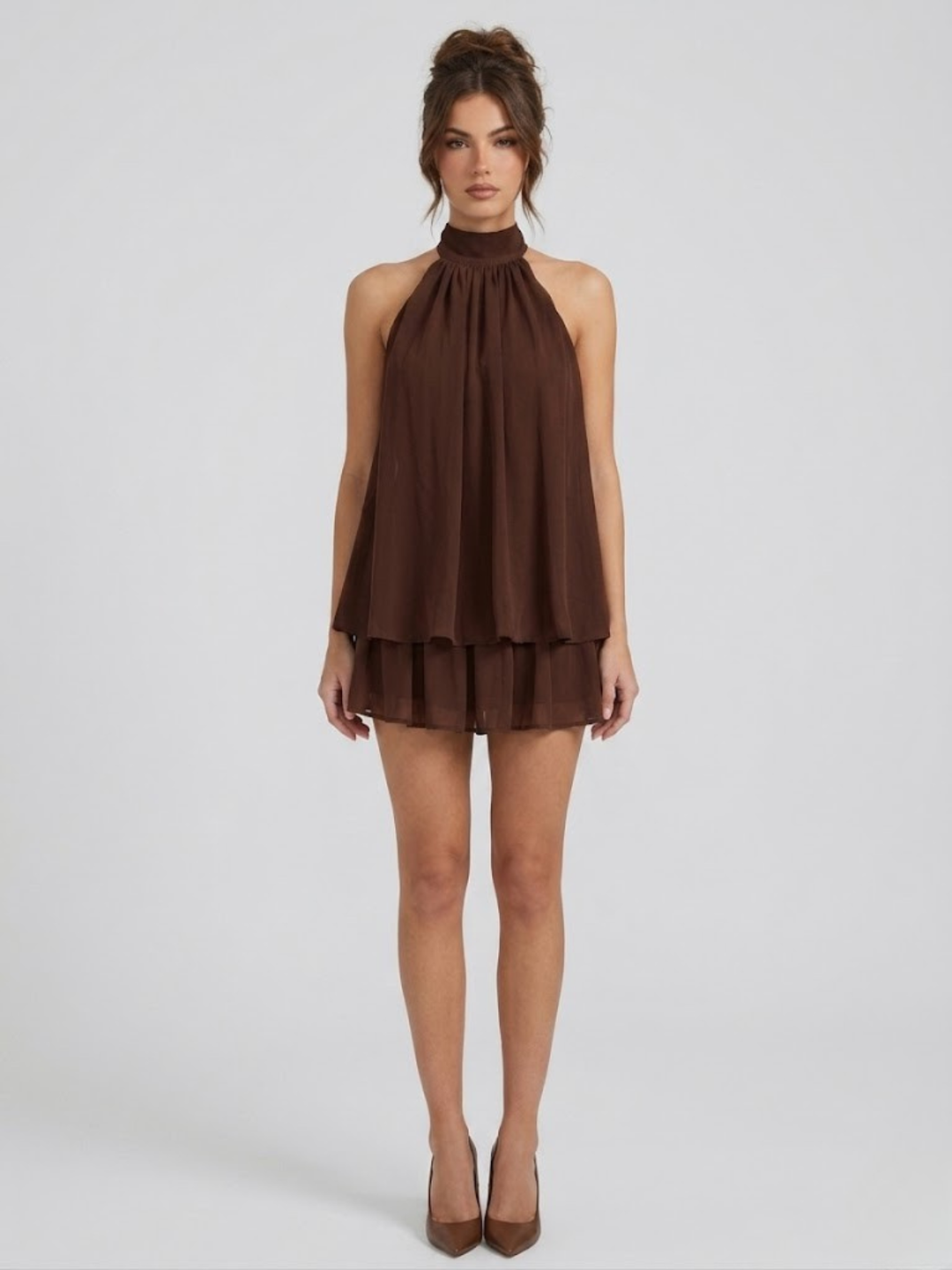 Vestito corto da donna con collo alto all'americana, schiena nuda e volant a balze