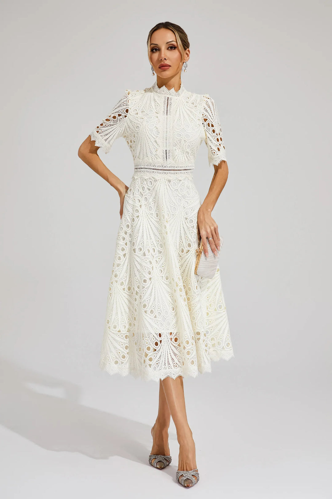 Abito midi da donna con collo alto, pizzo traforato, vita aderente, maniche corte