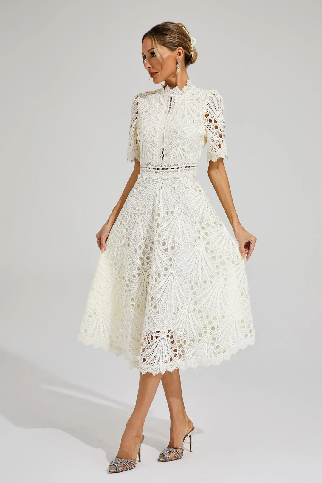Abito midi da donna con collo alto, pizzo traforato, vita aderente, maniche corte