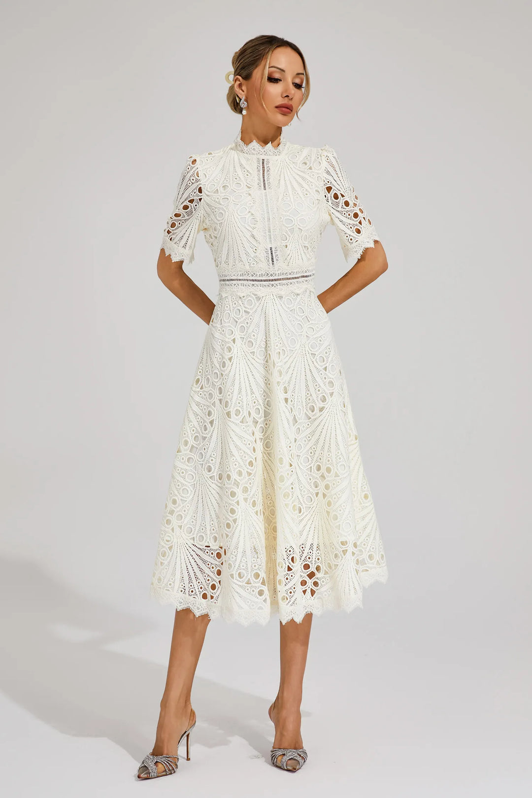 Abito midi da donna con collo alto, pizzo traforato, vita aderente, maniche corte