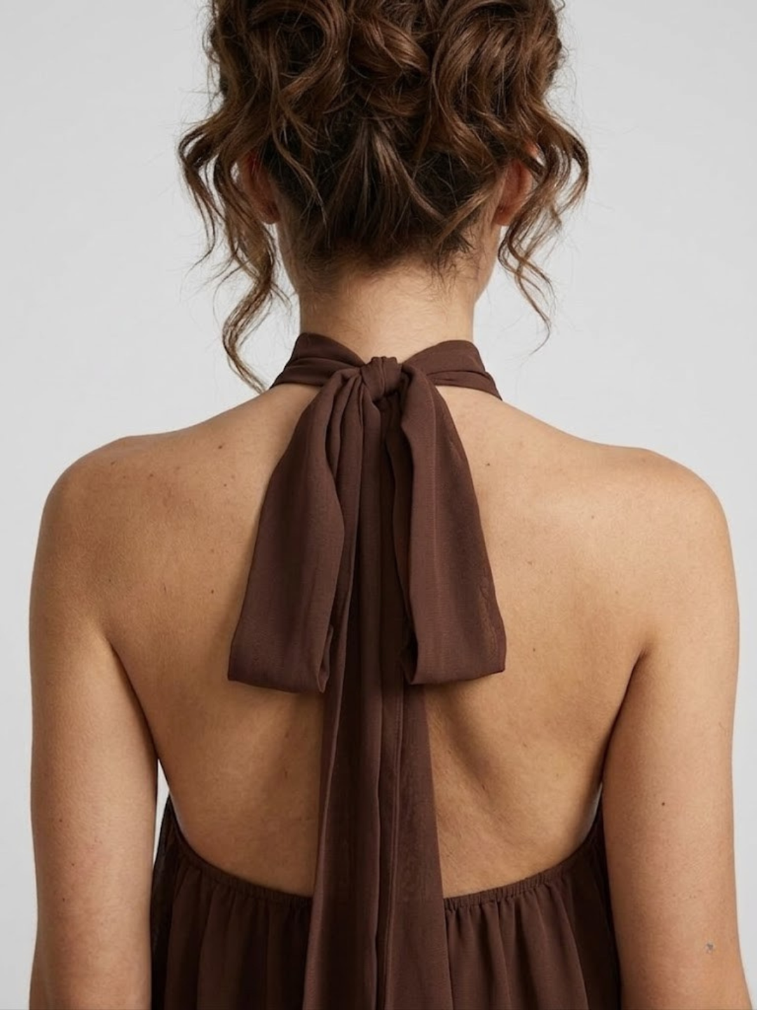Vestito corto da donna con collo alto all'americana, schiena nuda e volant a balze