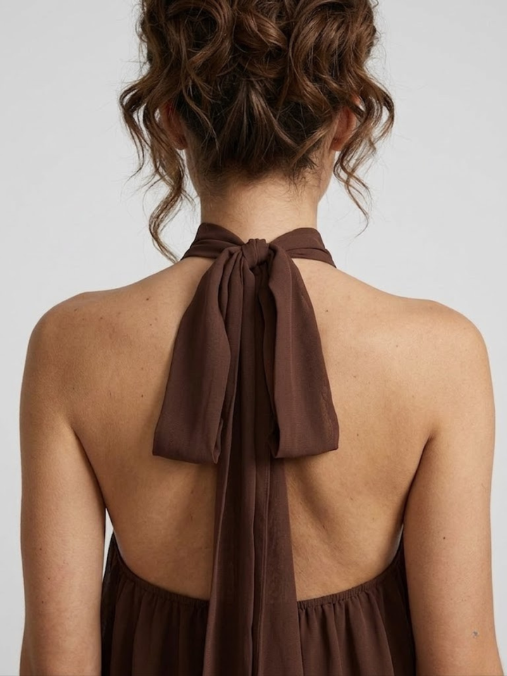Vestito corto da donna con collo alto all'americana, schiena nuda e volant a balze