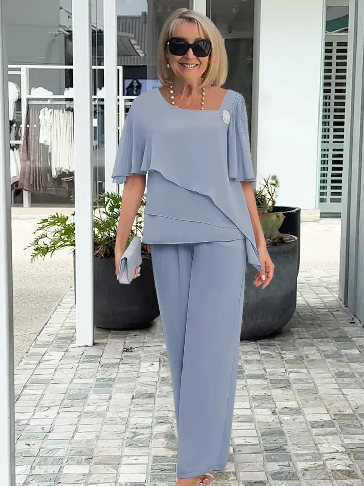 Completo da donna con top asimmetrico a strati e pantaloni ampi e fluidi
