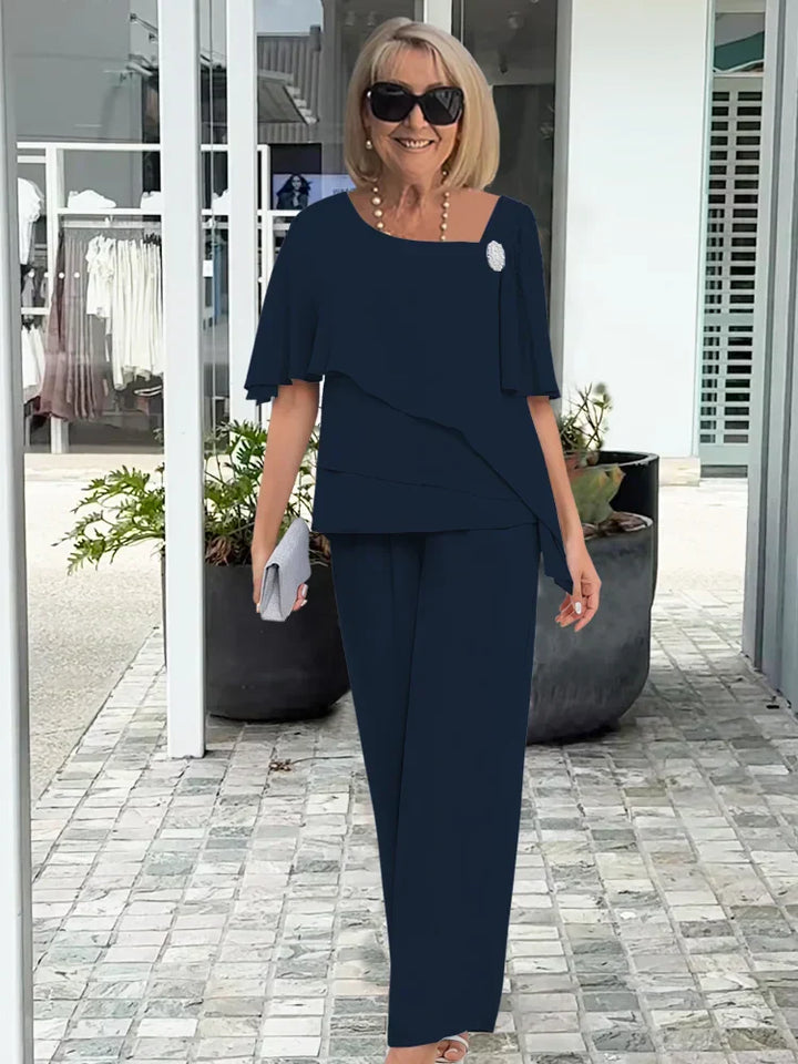 Completo da donna con top asimmetrico a strati e pantaloni ampi e fluidi