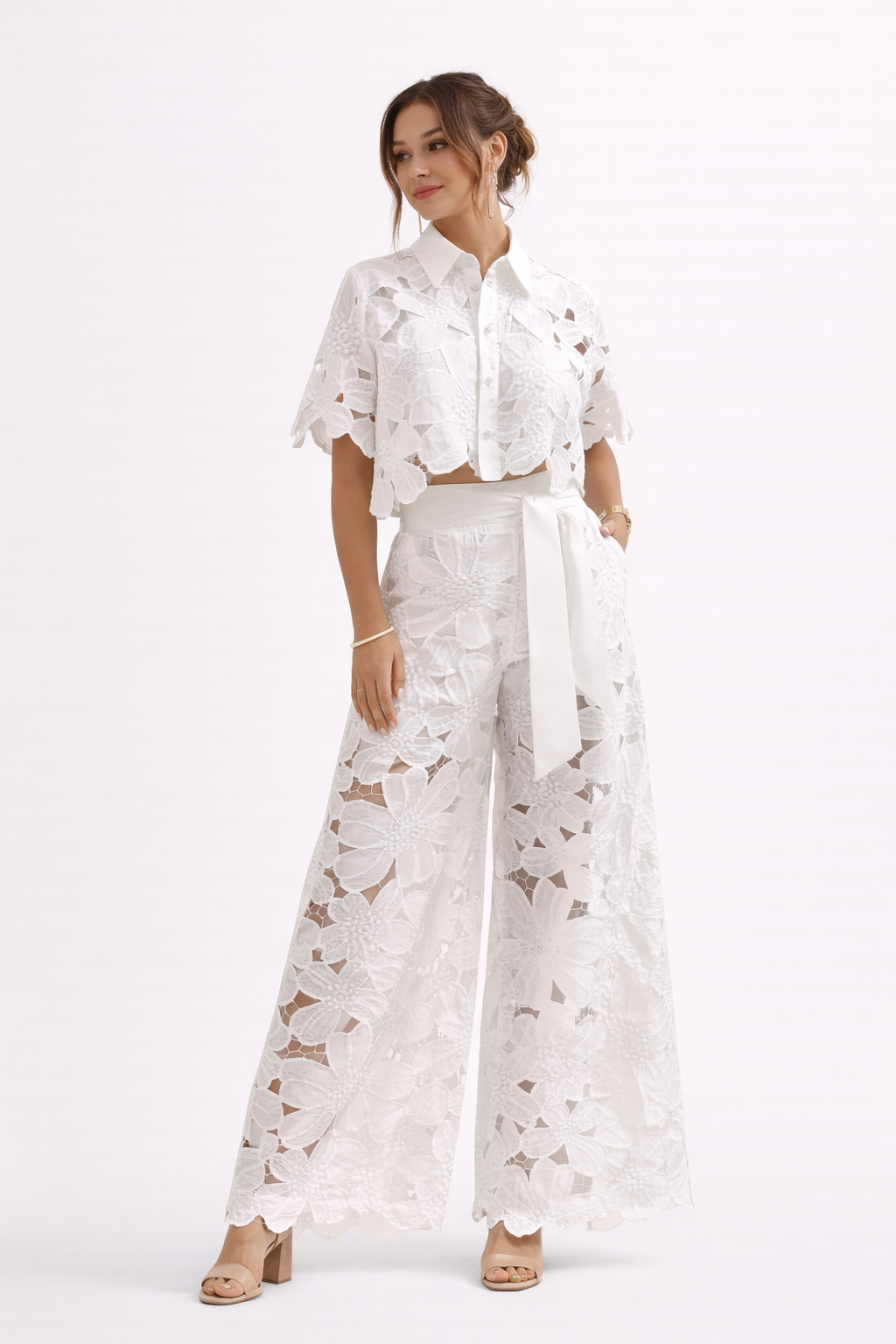 Blusa donna corta in pizzo floreale colletto a camicia maniche corte