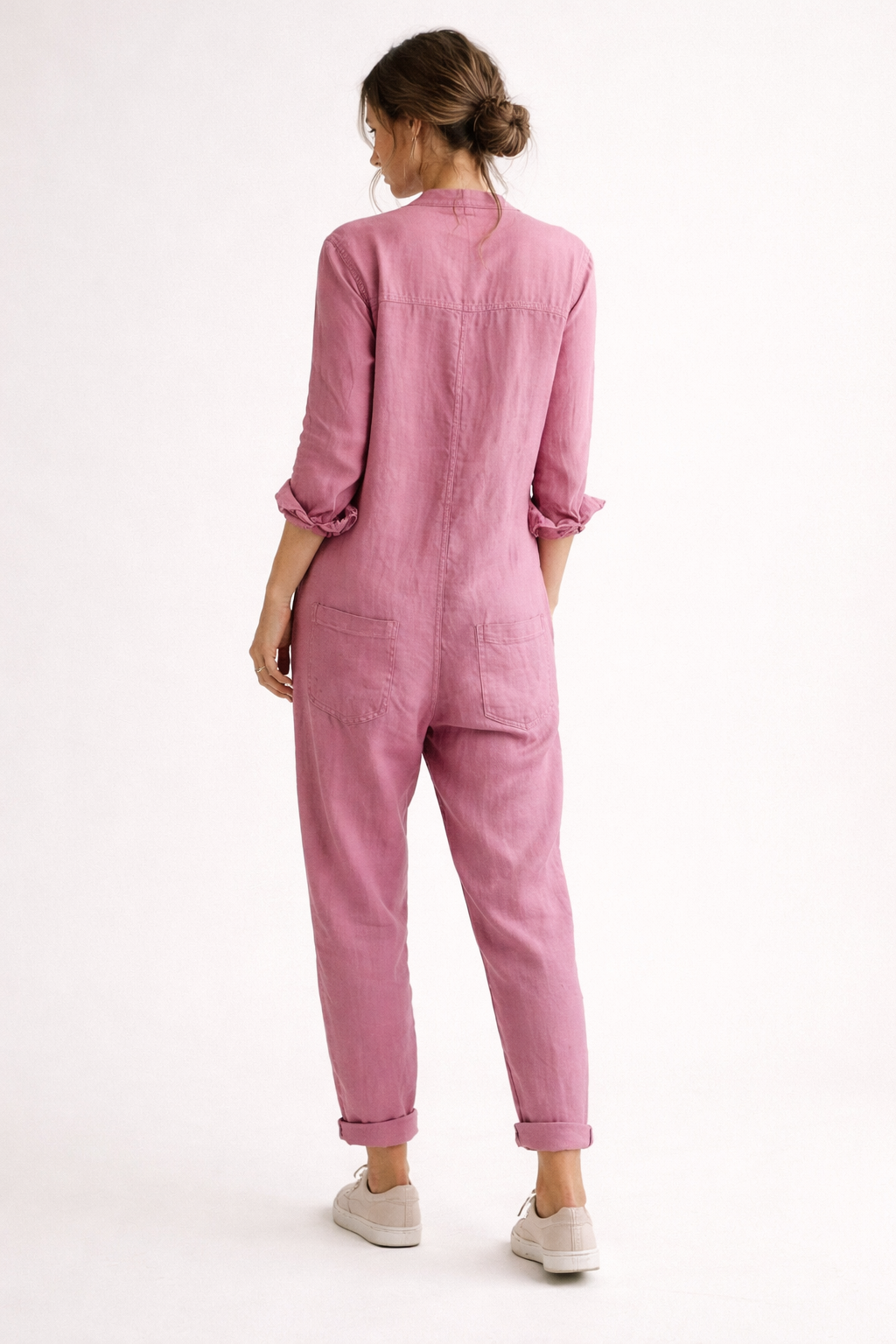 Tuta da donna con colletto a camicia abbottonato, maniche 3/4 e tasche sul Petto