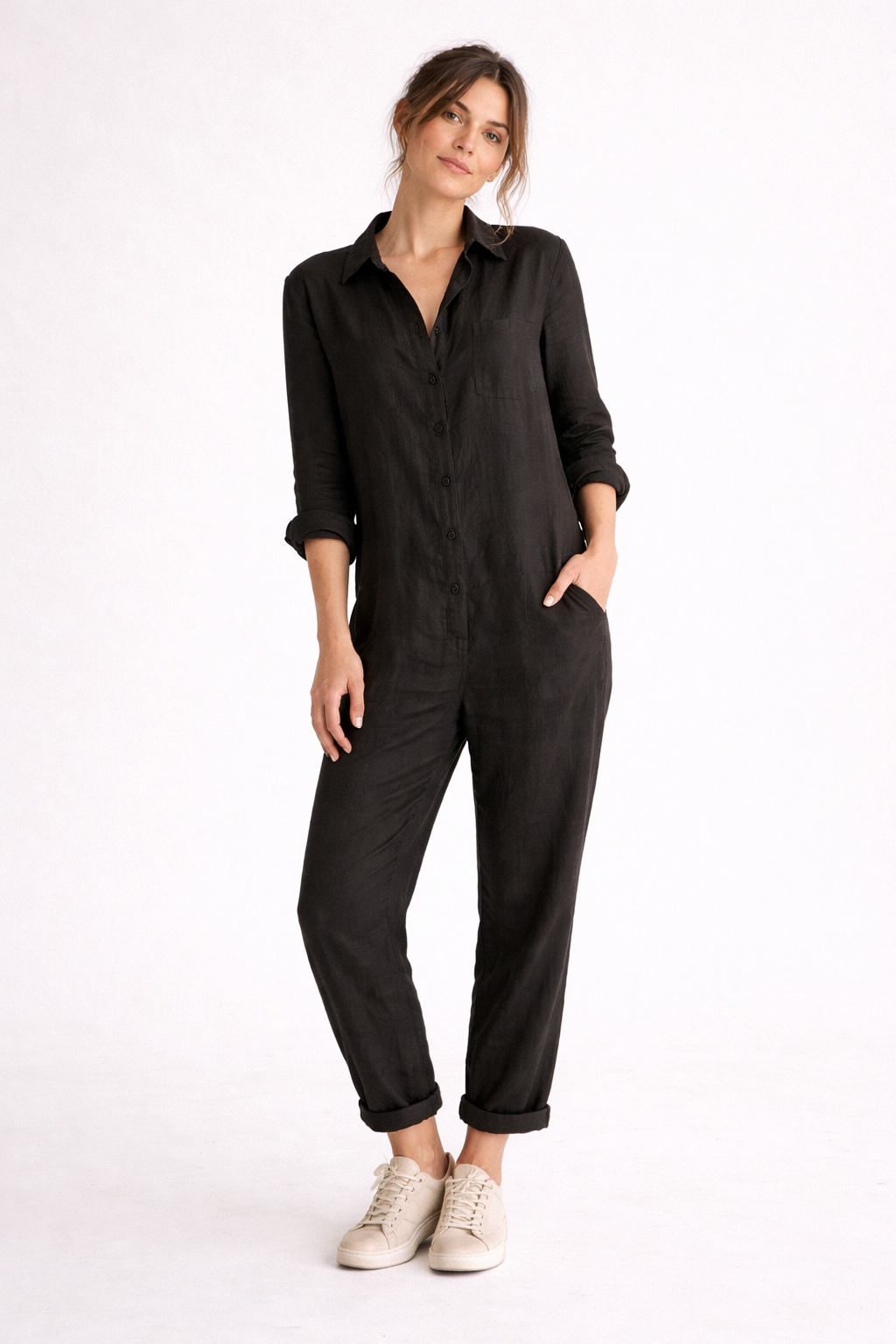 Tuta da donna con colletto a camicia abbottonato, maniche 3/4 e tasche sul Petto