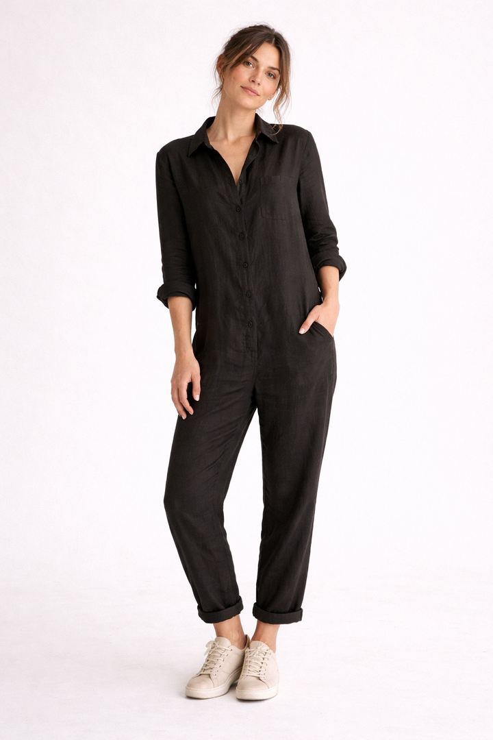 Tuta da donna con colletto a camicia abbottonato, maniche 3/4 e tasche sul Petto