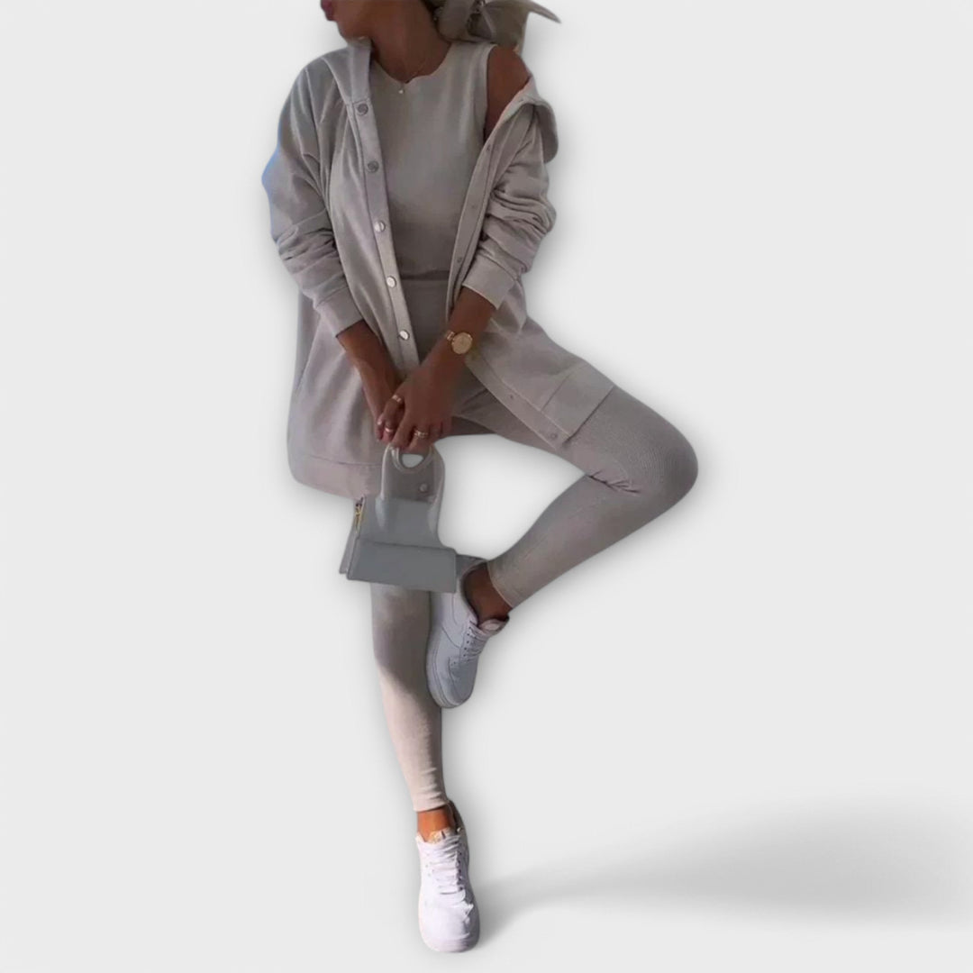 Completo di tre pezzi con cardigan