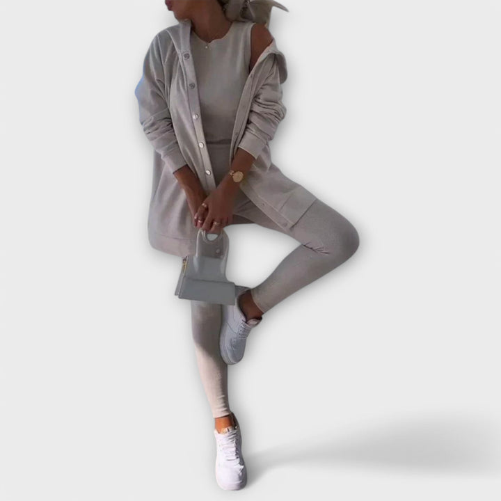 Completo di tre pezzi con cardigan