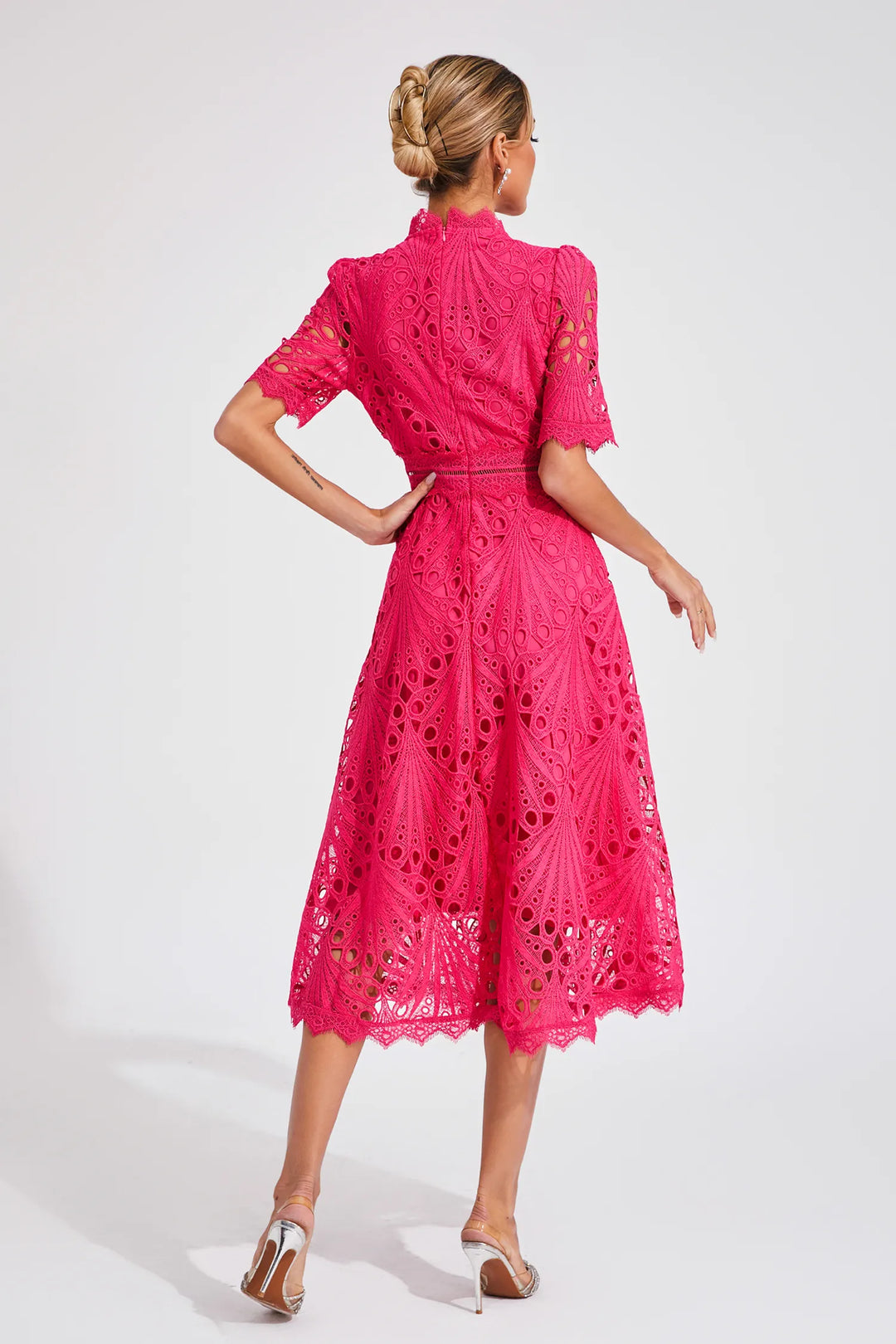 Abito midi da donna con collo alto, pizzo traforato, vita aderente, maniche corte