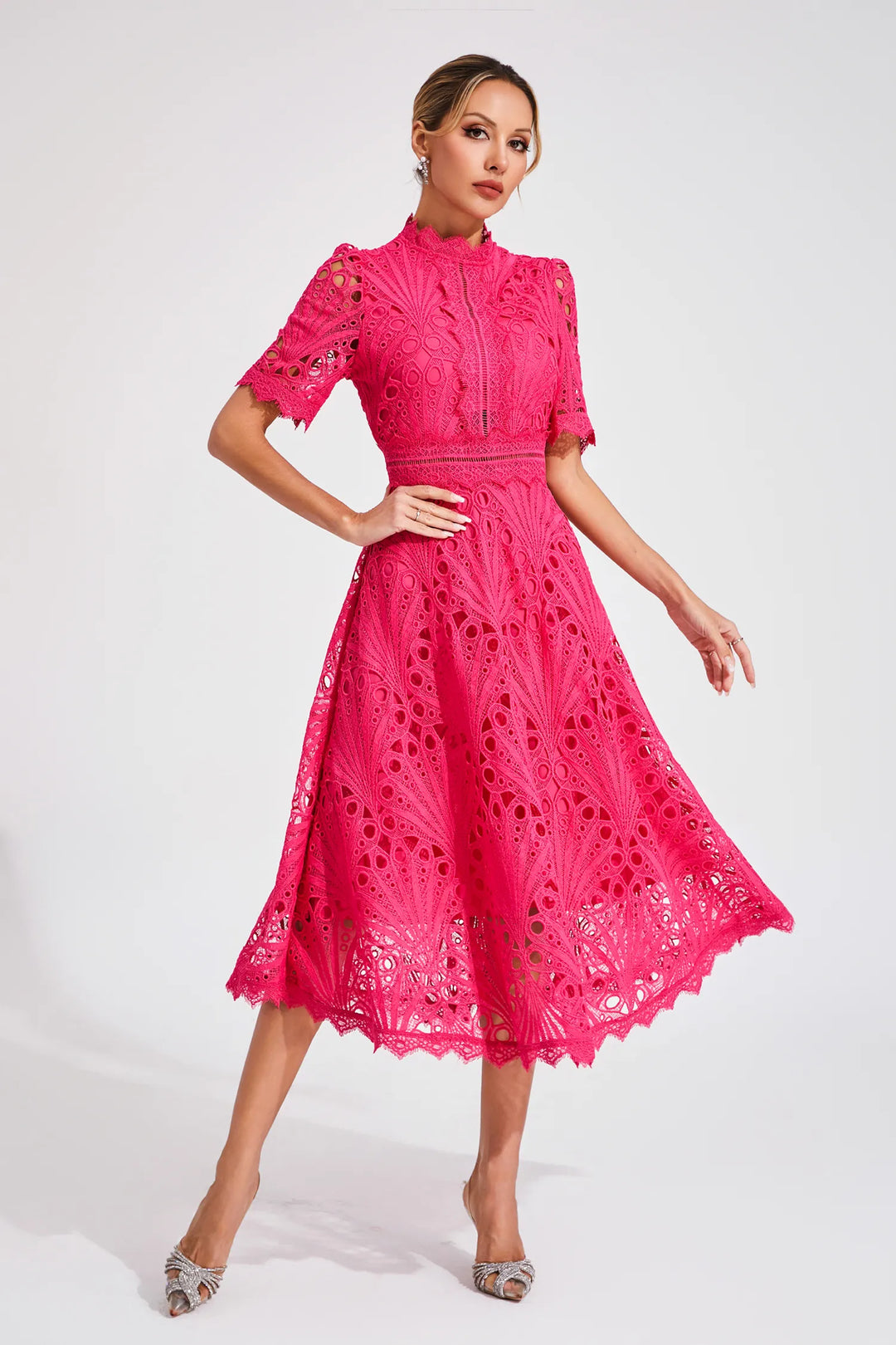 Abito midi da donna con collo alto, pizzo traforato, vita aderente, maniche corte
