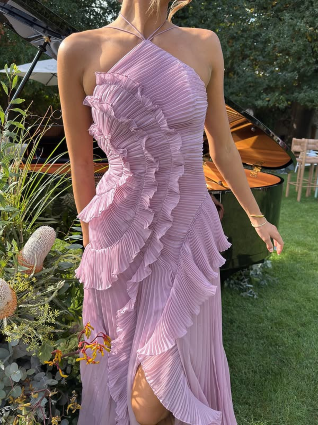 Vestito lungo donna collo all’americana plissettato con volant asimmetrici scollatura sulla schiena