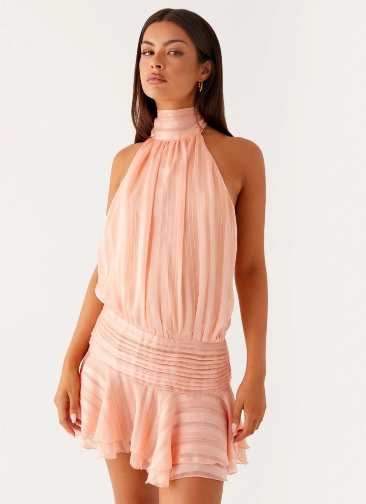 vestito corto da donna con collo alto, schiena scoperta, vita arricciata, orlo con volant