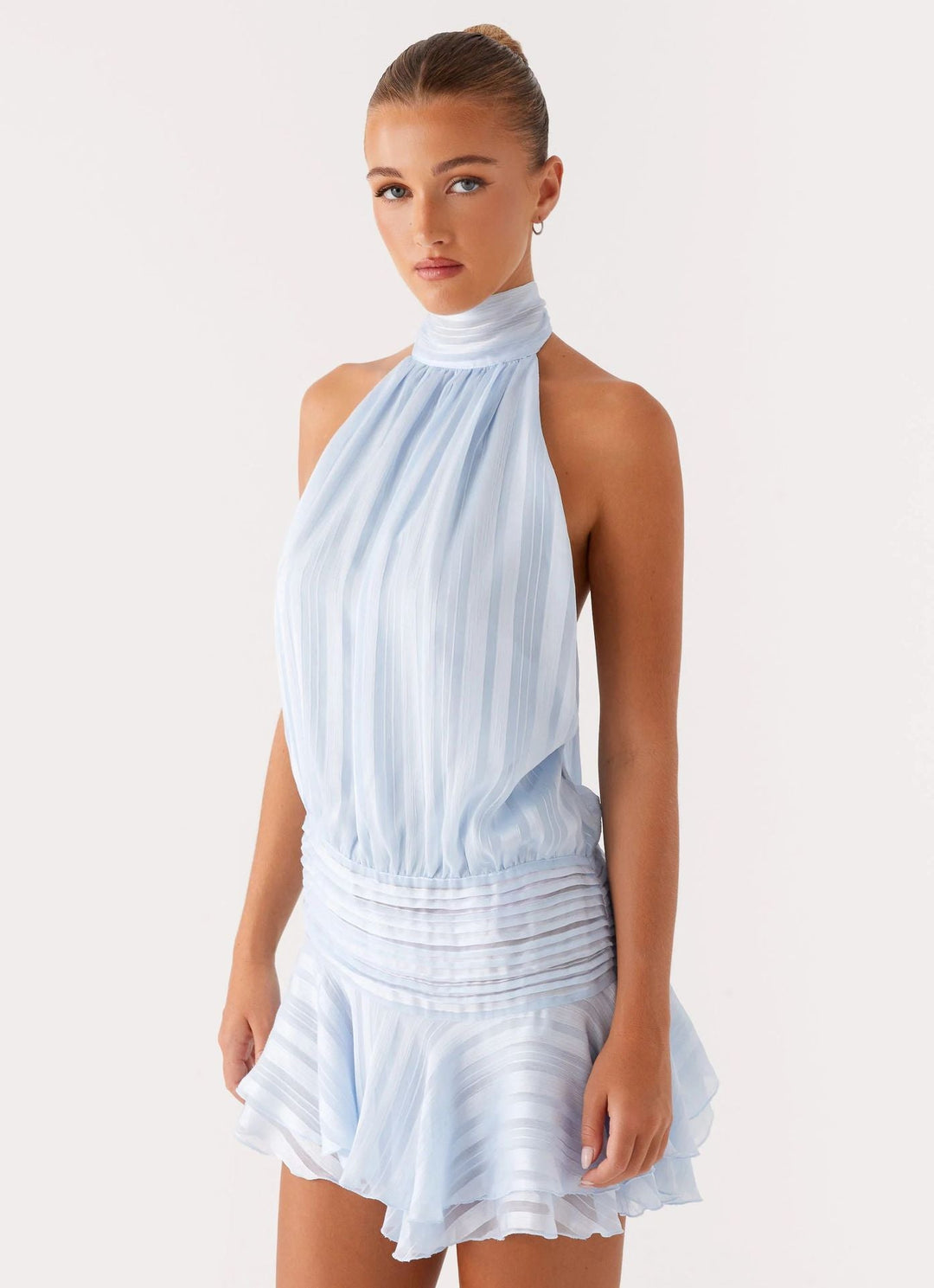 vestito corto da donna con collo alto, schiena scoperta, vita arricciata, orlo con volant