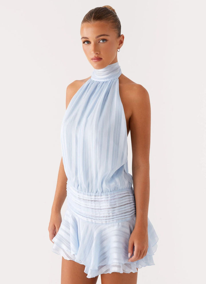 vestito corto da donna con collo alto, schiena scoperta, vita arricciata, orlo con volant