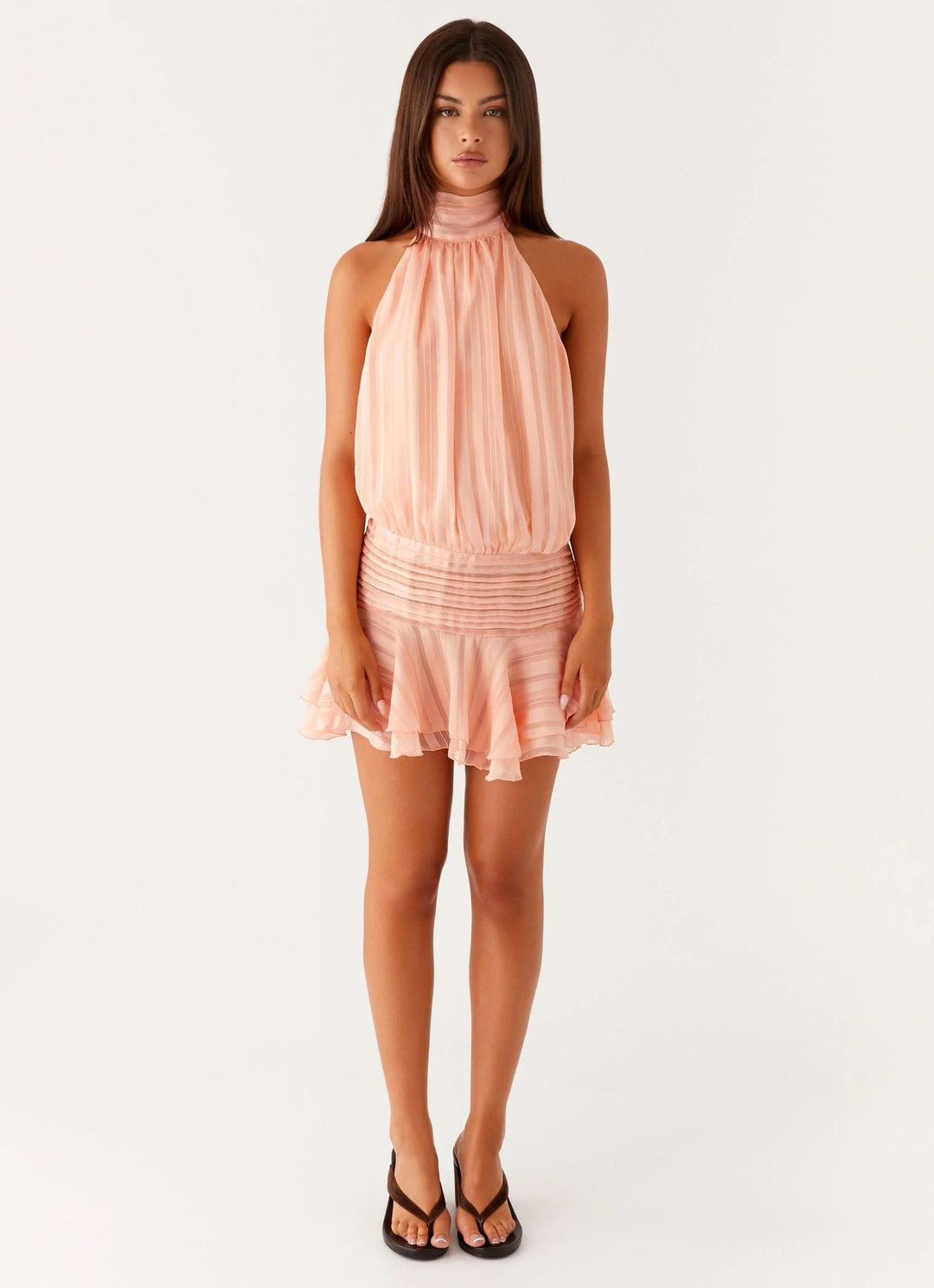 vestito corto da donna con collo alto, schiena scoperta, vita arricciata, orlo con volant