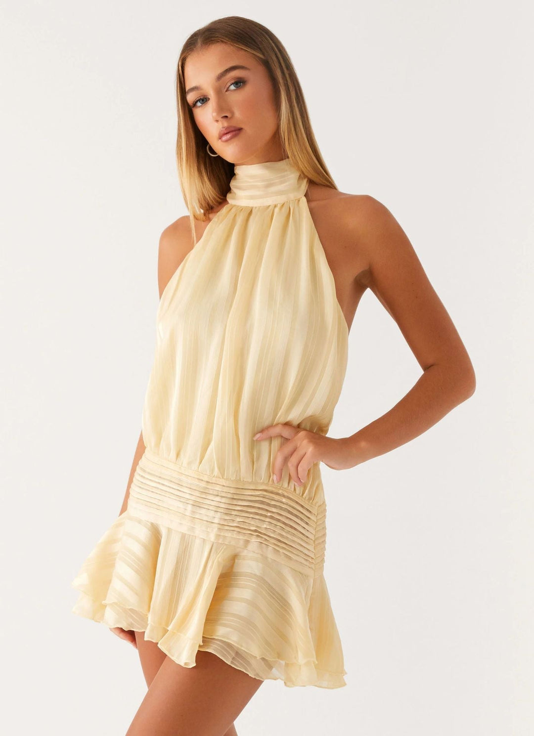vestito corto da donna con collo alto, schiena scoperta, vita arricciata, orlo con volant