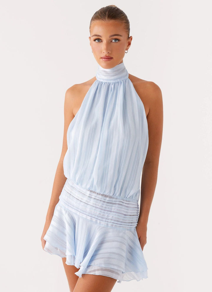vestito corto da donna con collo alto, schiena scoperta, vita arricciata, orlo con volant