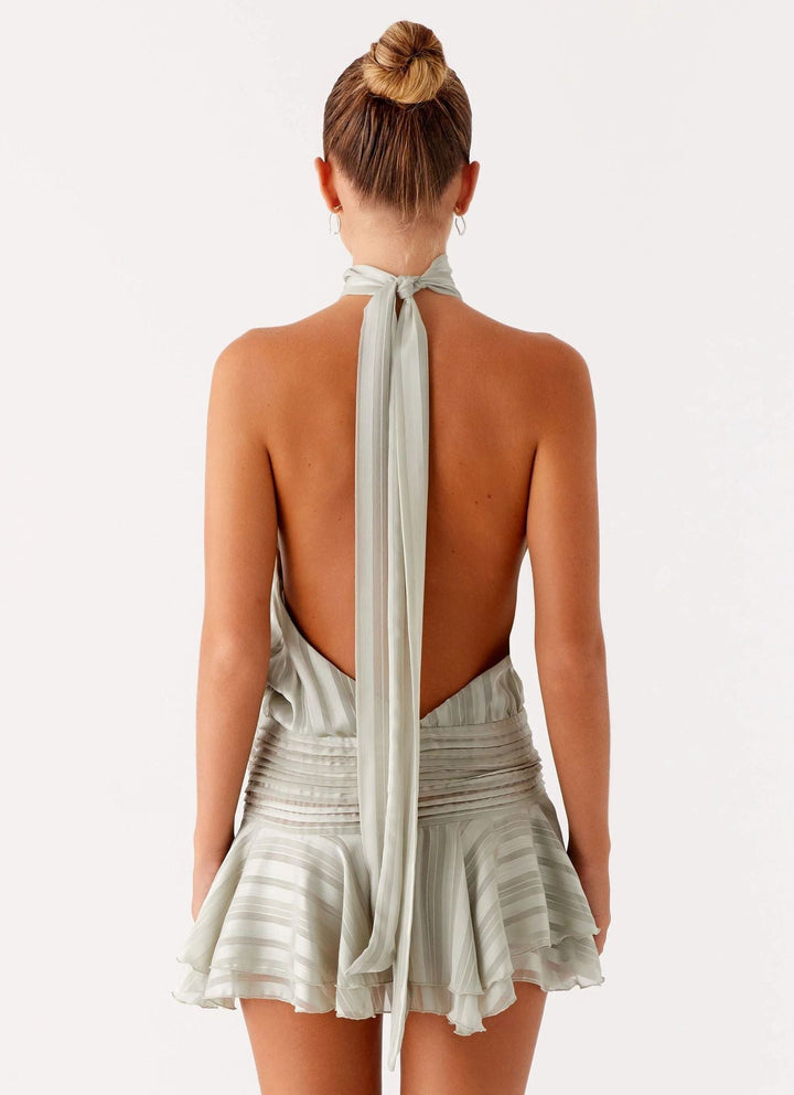 vestito corto da donna con collo alto, schiena scoperta, vita arricciata, orlo con volant