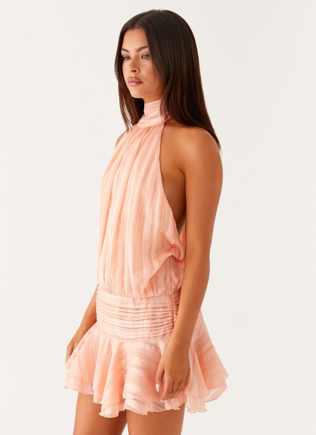 vestito corto da donna con collo alto, schiena scoperta, vita arricciata, orlo con volant