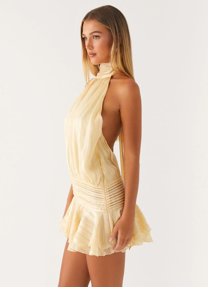 vestito corto da donna con collo alto, schiena scoperta, vita arricciata, orlo con volant