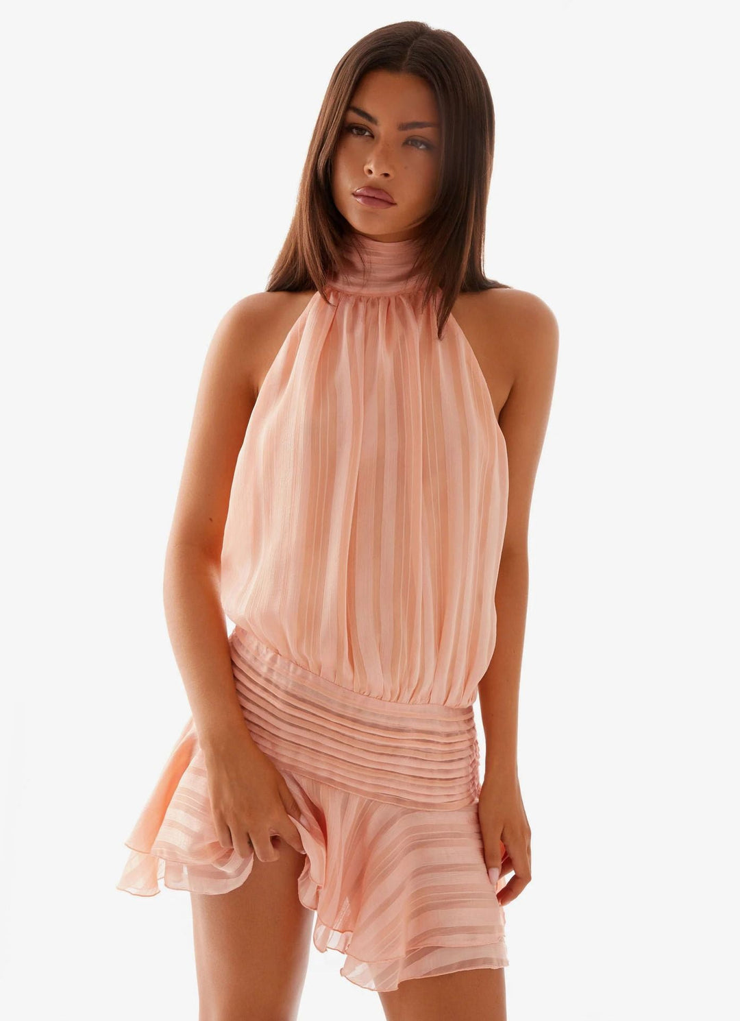vestito corto da donna con collo alto, schiena scoperta, vita arricciata, orlo con volant