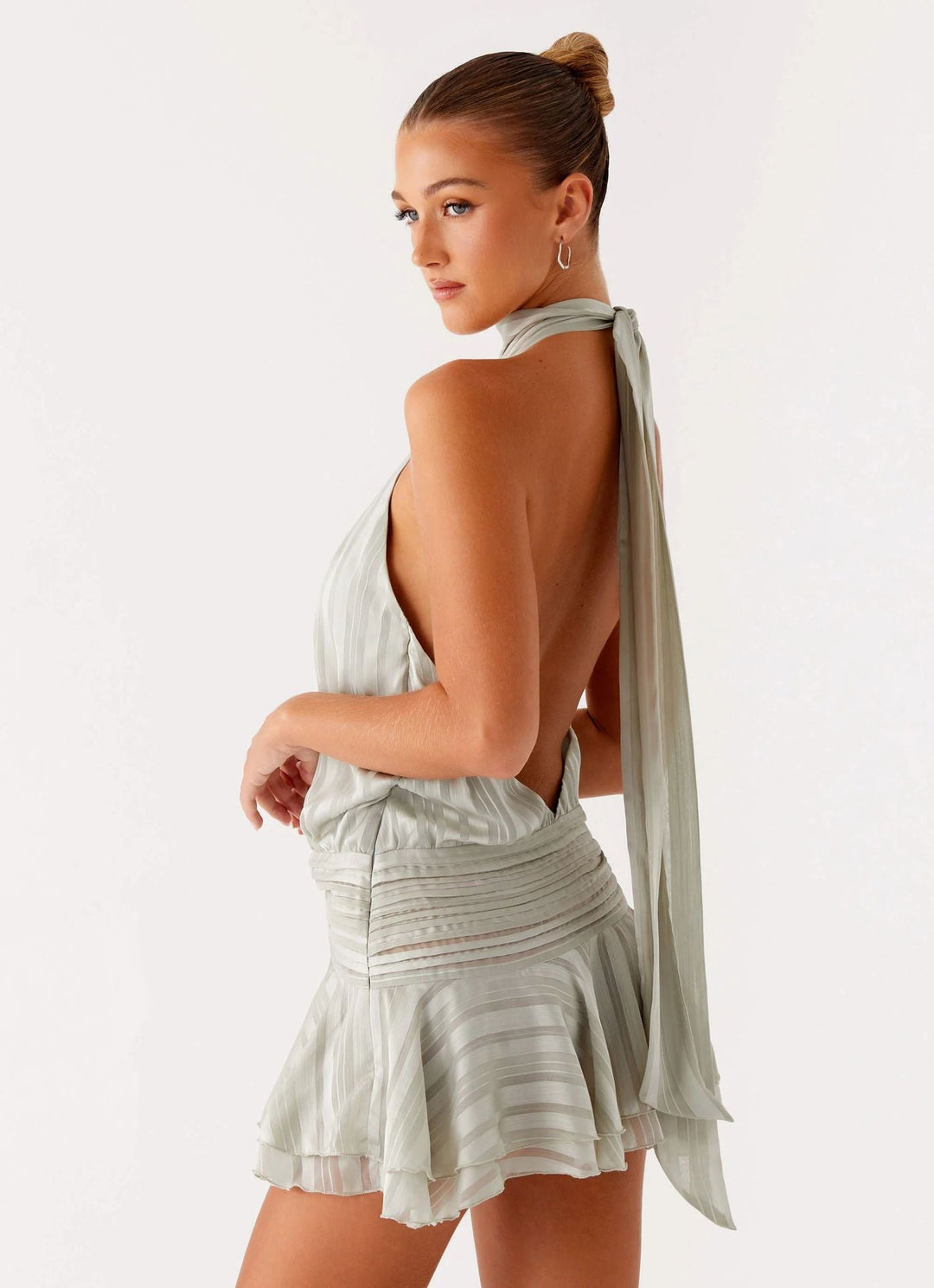 vestito corto da donna con collo alto, schiena scoperta, vita arricciata, orlo con volant