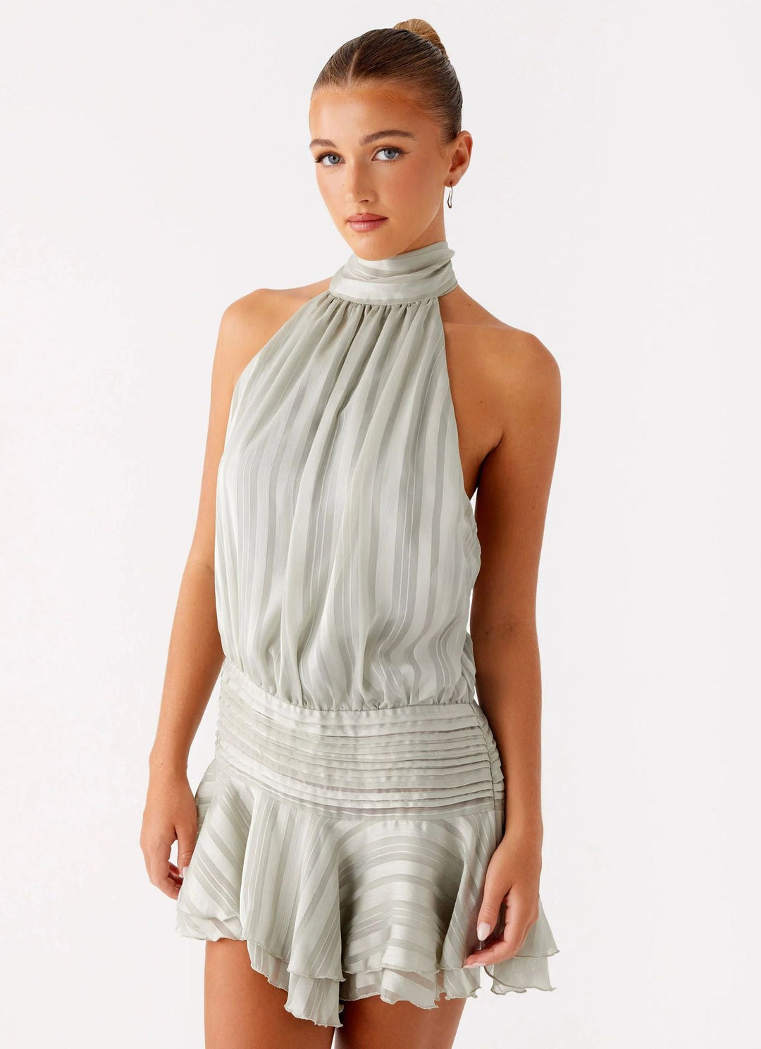vestito corto da donna con collo alto, schiena scoperta, vita arricciata, orlo con volant